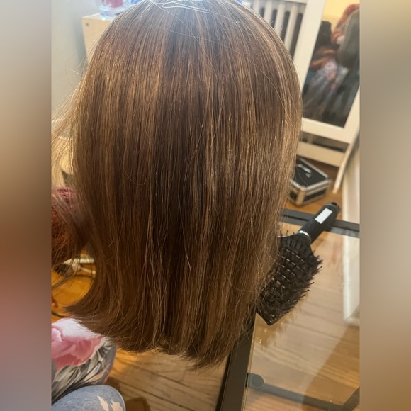 Real hair wig. Very cute. Can be styled curly or straight. - Picture 5 of 8